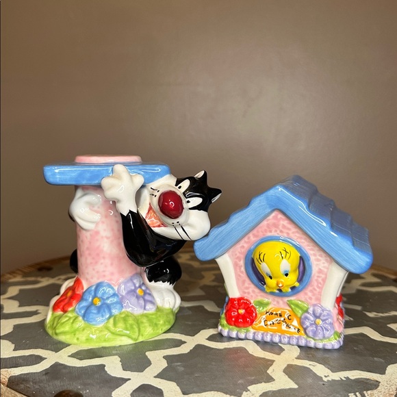 Rare Sylvester and Tweety Birdhouse Salt & Pepper Shaker - Picture 2 of 7